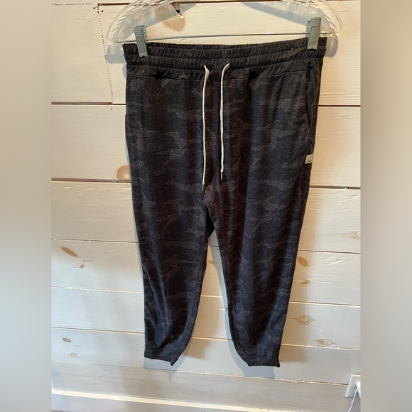 Vuori Performance Jogger Pants women’s size small, black camo, EUC, see photos. - Picture 1 of 4